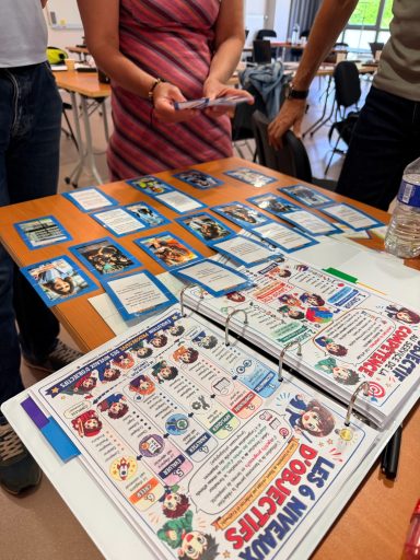 Des personnages de cartes de jeu disposés sur une table avec des documents autour.